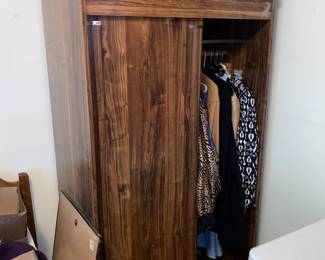 Clothing cabinet with sliding doors