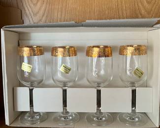 Set a four gold trimmed wine glasses made in Italy.