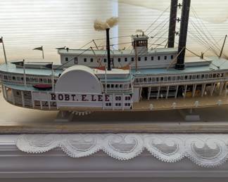 Lindbergh Robert E Lee Model 70864 in showcase 