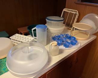 Assorted pieces of Tupperware.