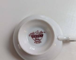 Description of a hot chocolate set.