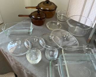 Pyrex bakeware with assorted sized lids.