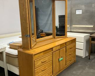 Mirror dresser