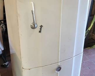 Working Antique (1946) Refrigerator by Westinghouse - Model L-7