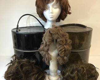 Human And Synthetic Short Haired Wigs With Cases