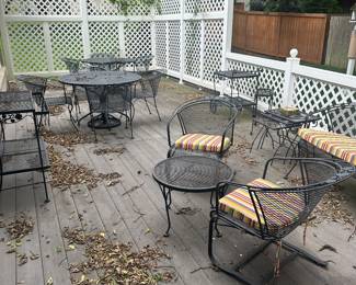 Lots of nice matching patio furniture 