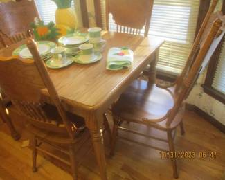 Dining room table with 4 chairs and leaf