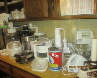 Lots of small kitchen appliances