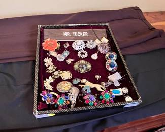 LOT OF EARRINGS AND BROOCHES