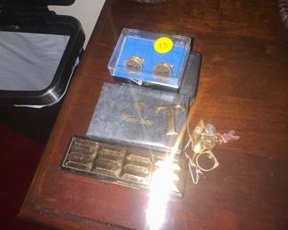  LOT OF VARIOUS PINS AND CUFF LINKS