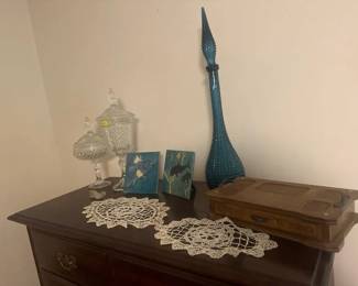 DECORATIVE ITEMS AND SMALL JEWELRY BOX