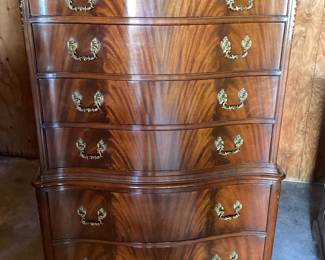 JIFI105 Vntg John Widdicomb Tallboy Dresser Beautiful flame mahogany look, dovetail seems, solid heavy piece. Metal hardware, Needs cleaning.
