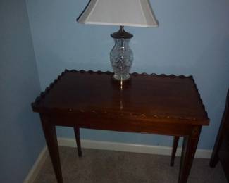 VINTAGE DREXEL HERITAGE MAHOGANY INLAID TEA TABLE - WATERFORD CRYSTAL TABLE LAMP
