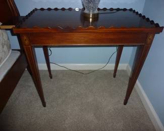 DREXEL HERITAGE MAHOGANY TEA TABLE