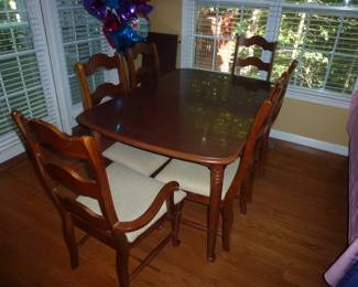 BROYHILL MAHOGANY DINING TABLE WITH 6 CHAIRS & LEAF