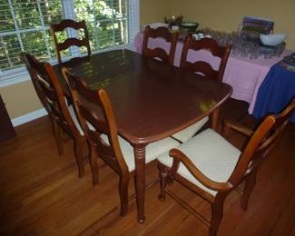 BROYHILL DINING TABLE