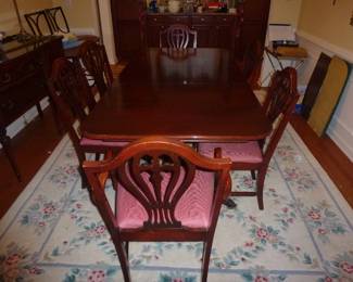 VINTAGE MAHOGANY DINING TABLE WITH 6 CHAIRS - LEAF AND PADS