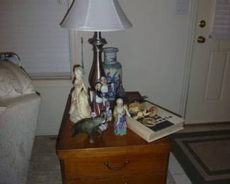 VINTAGE LAME END TABLE & VINTAGE FIGURINES