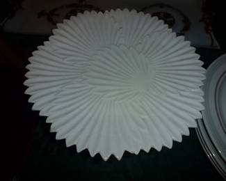 VINTAGE MILK GLASS CAKE PLATE