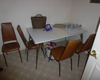 MID CENTURY DINETTE SET WITH 6 CHAIRS