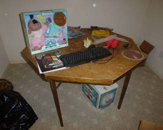 VINTAGE GAME POKER TABLE