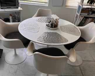 Knoll Style Mid-Century Modern Tulip Form Round Dining Table & Four Chairs