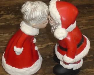 KISSING SANTA