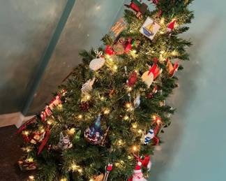 103 Decorated Holiday Treemin