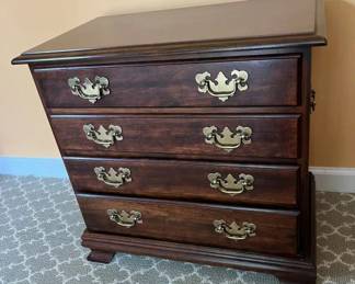 103 Kittinger Small 4Drawer Bachelor Chestmin