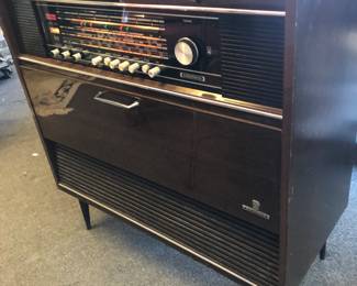 SIDE ANGLE VIEW OF RARE GRUNDIG MID-CENTURY STEREO CONSULE ALL ELECTRONICS WORKS WELL INCLUDING 4 BAND RADIO'S AND RECORD TURN TABLE - GREAT SIZE IN LENGTH AND IS ONLY 31"L