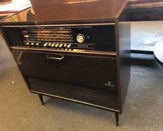 RARE GRUNDIG MID-CENTURY STEREO CONSULE ALL ELECTRONICS WORKS WELL INCLUDING 4 BAND RADIO'S AND RECORD TURN TABLE - GREAT SIZE IN LENGTH AND IS ONLY 31"L
