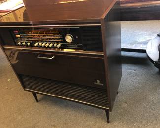RARE GRUNDIG MID-CENTURY STEREO CONSULE ALL ELECTRONICS WORKS WELL INCLUDING 4 BAND RADIO'S AND RECORD TURN TABLE - GREAT SIZE IN LENGTH AND IS ONLY 31"L