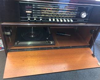 CLOSE UP VIEW OF OPEN PANEL DOOR FOR ACCESS TO THE RECORD TURN TABLE RARE GRUNDIG MID-CENTURY STEREO CONSULE ALL ELECTRONICS WORKS WELL INCLUDING 4 BAND RADIO'S AND RECORD TURN TABLE - GREAT SIZE IN LENGTH AND IS ONLY 31"L