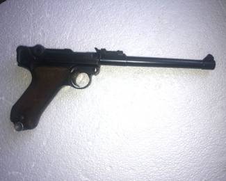FULL VIEW OF GERMAN LUGAR CLOSE UP VIEW OF GERMAN LUGAR HANDLE GERMAN LUGAR 7 & 7/8" BARREL 4 DIGIT SERIAL NUMBER 1602 - WORLD WAR 2 - MUST HAVE GUN PERMIT HANDGUNS REMOVED FROM GALLERY EVERY NIGHT