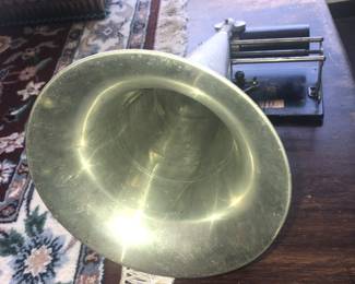 CLOSE FRONT VIEW OF COLUMBIA PHONOGRAPH TIN WITCH HORN OF RARE COLUMBIA CYLINDER WAS RECORD PHONOGRAPH CIRCA 1898 - UNUSUAL EARLY MUSIC PHONOGRAPH THAT WORKS WELL