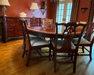 Millender Furniture Regency Mahogany Dining Room Table. Has 2 Leaves, Custom Protection Pads. 