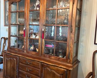 Gorgeous Ethan Allen China cabinet.