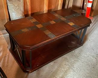 Coffee / cocktail table 