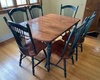 Nice dining room table comes with extra leaf