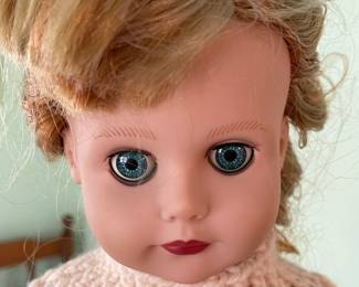 Doll with opening and closing eyes