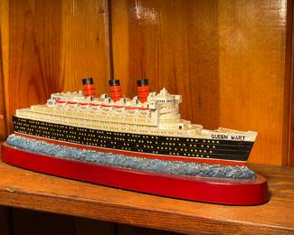 Queen Mary statue