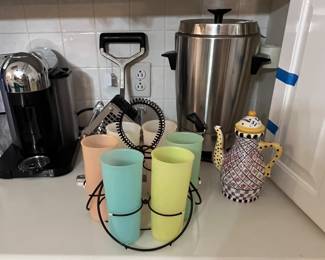 Tupperware glasses in caddy