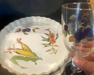 LARGE SET OF ROYAL WORCESTER  "EVESHAM" ENGLAND INCL. GLASSWARE AND SERVING PCS