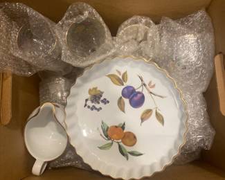 LARGE SET OF ROYAL WORCESTER  "EVESHAM" ENGLAND INCL. GLASSWARE AND SERVING PCS