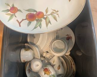 LARGE SET OF ROYAL WORCESTER  "EVESHAM" ENGLAND INCL. GLASSWARE AND SERVING PCS