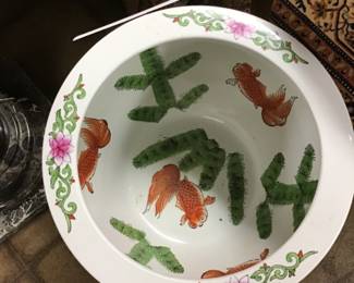 Chinese export porcelain fishbowl or planter with polychrome decorations of fish, birds, lily pads, lotus. Chinoiserie, Hollywood Regency.