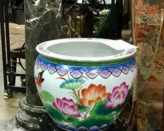 Chinese export porcelain fishbowl or planter with polychrome decorations of fish, birds, lily pads, lotus. Chinoiserie, Hollywood Regency.