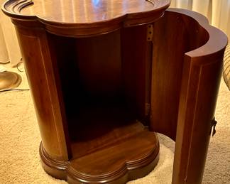 Absolutely Gorgeous Henredon Style Commode End / Lamp Table with wood inlays.