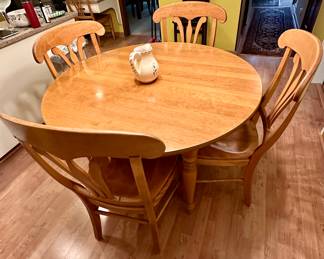 Nichols & Stone Div. of Stickley Furniture Round Dining Table with 6 Chairs and 2 Leaves. Solid Quality Table and Chairs.