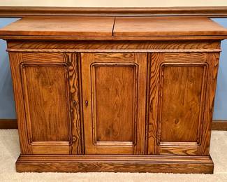 Beautiful Henredon Buffet with storage in underneath Cabinet and expandable Buffet Surface on Top.